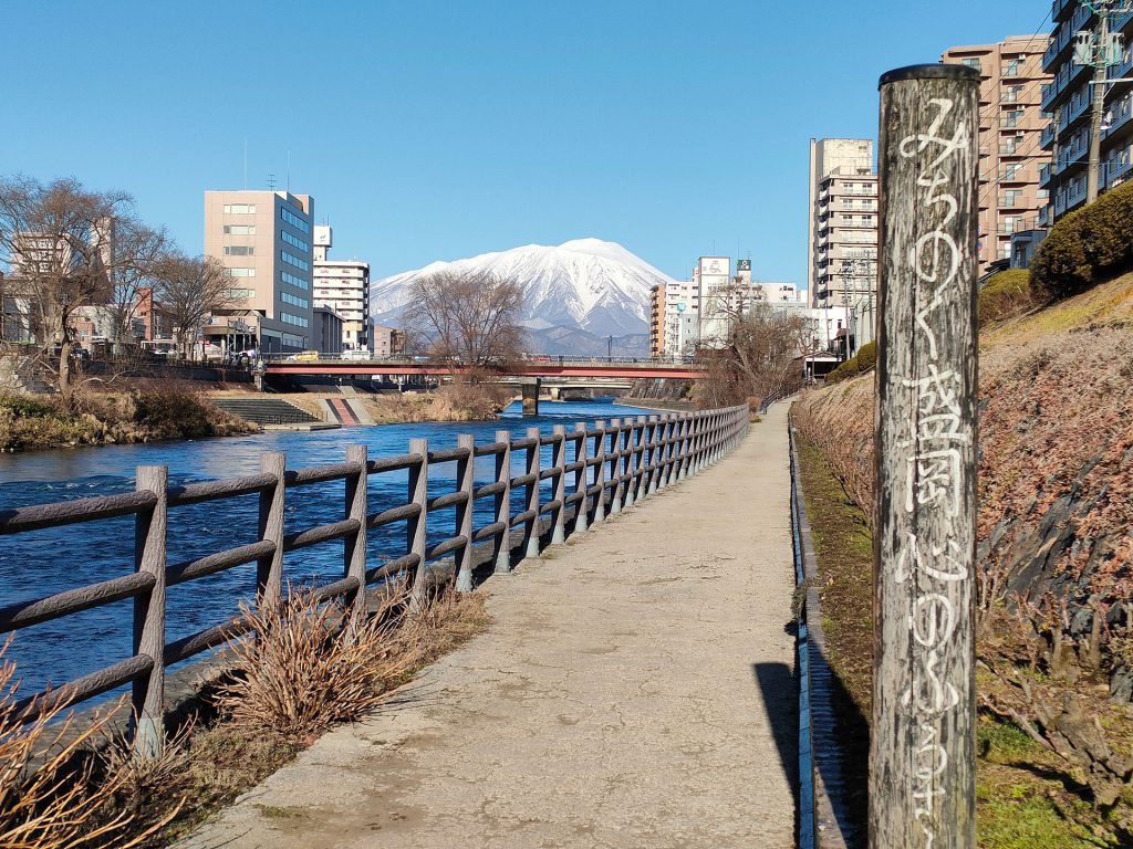 写真は北上川と岩手山